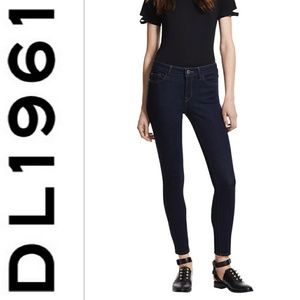 DL1961 No. 3 Instasculpt Skinny Jeans
